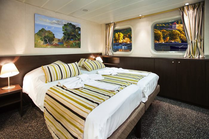 CAT. C - Main Deck 2 Adjustable Twin Beds
